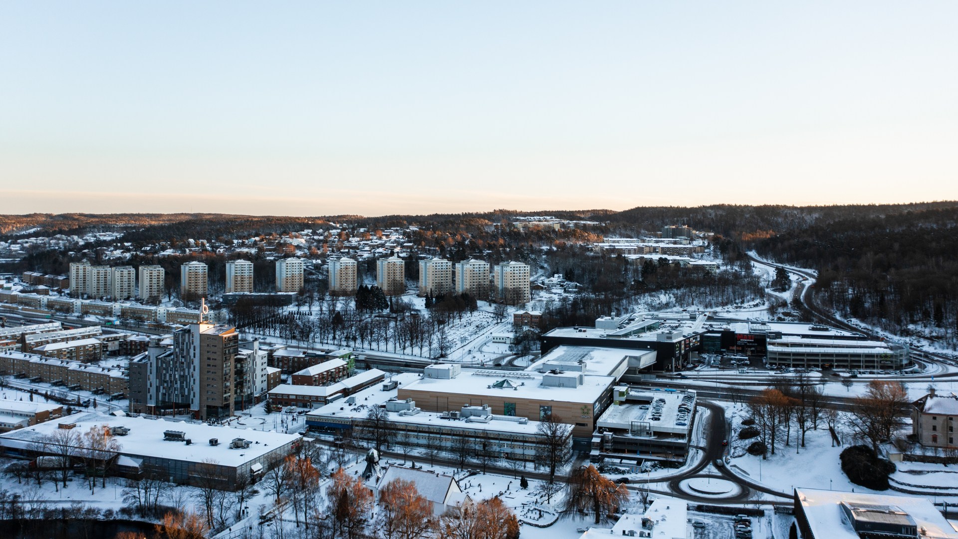 Bild som visar vy över Partille centrum, vintertid. 