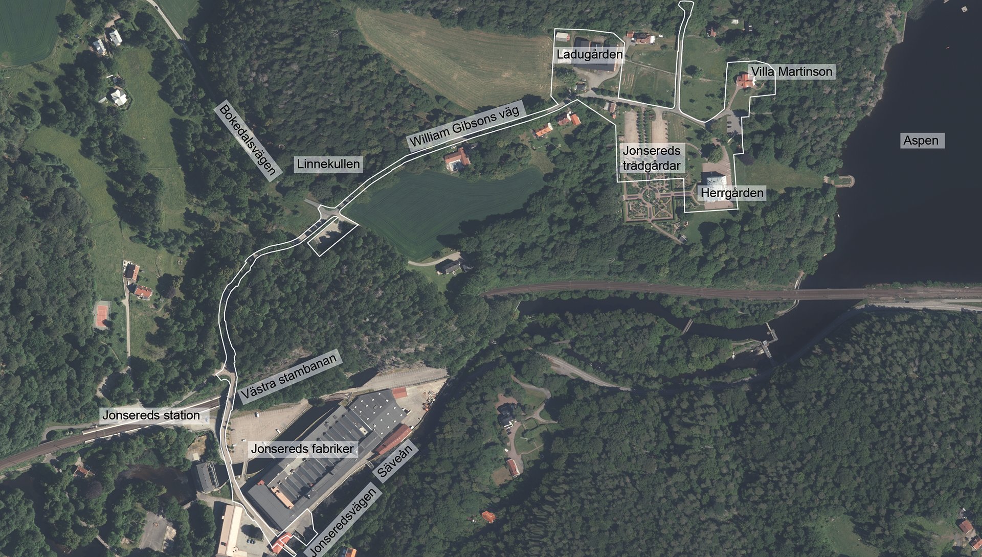 Ortofoto som visar planområdet för detaljplan för besöksverksamheter med mera i Bokedalen i Jonsered med vit streckmarkering och omgivande bebyggelse och miljö. På fotot är flera platser och vägar utmärkta med texter på vit bottenplatta.