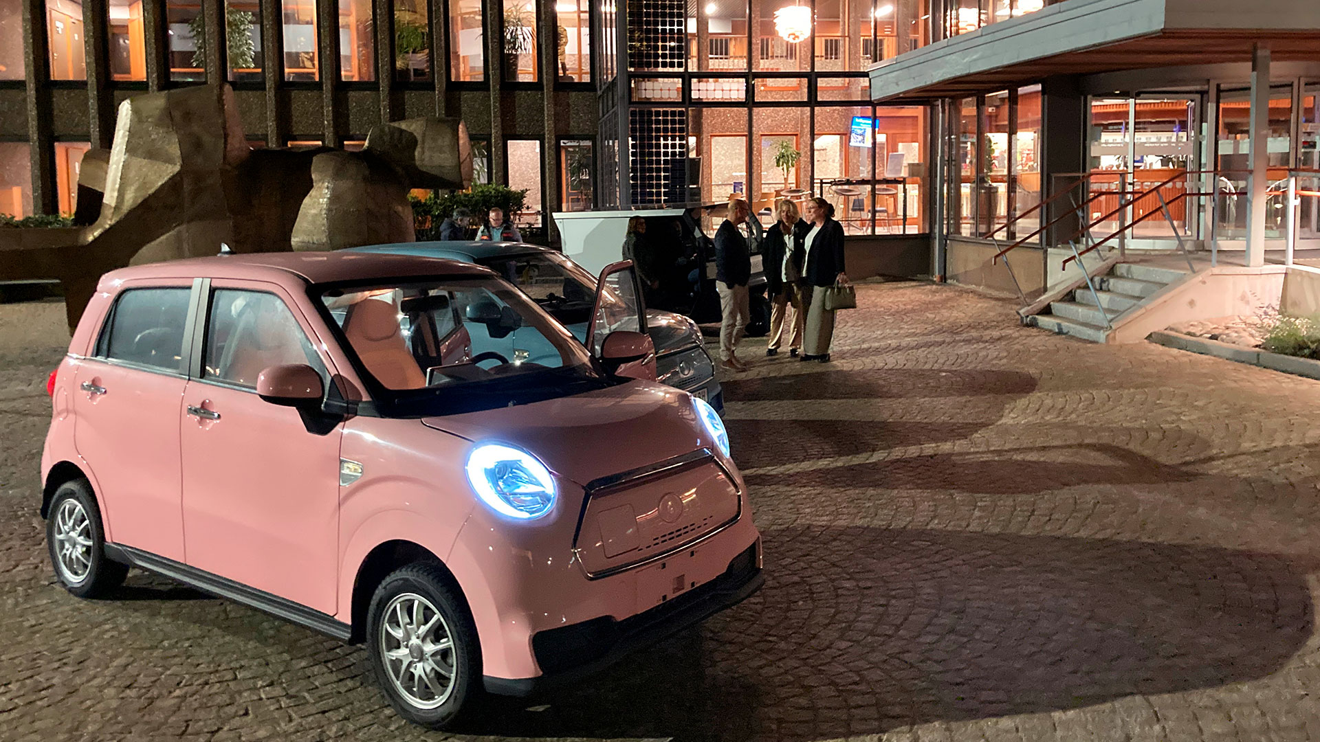 Evotiv AB visade upp elbilar vid kommunhuset.
