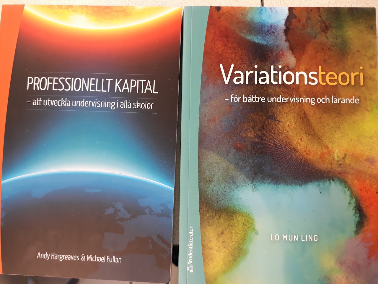 Bilden visar omslagen på två böcker som ingår i kurslitteraturen. 