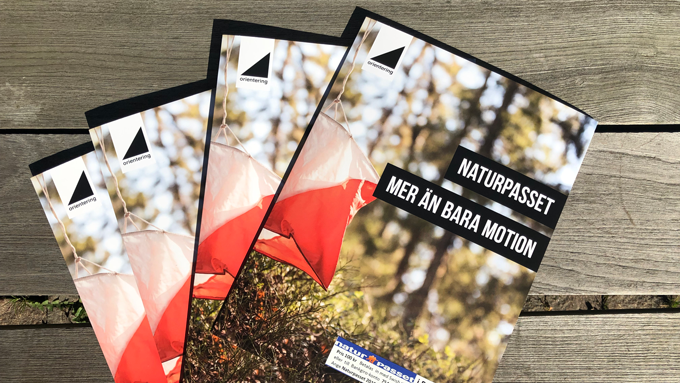 Bild på naturpasset liggandes på en bänk.