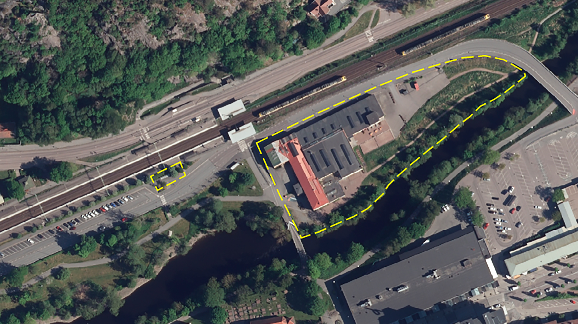 Flygfoto som visar planområdet för detaljplan för centrumverksamhet i kvarteret Kniven med gula streckmarkeringar.