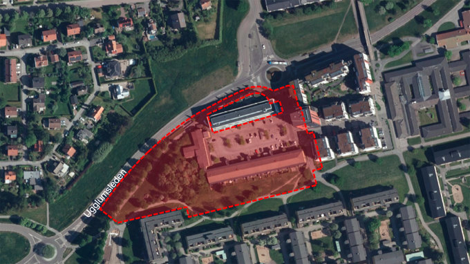 Bild som visar det område som planuppdraget för bostäder och centrum vid Vallhamra torg, västra delen, omfattar med röd markering.