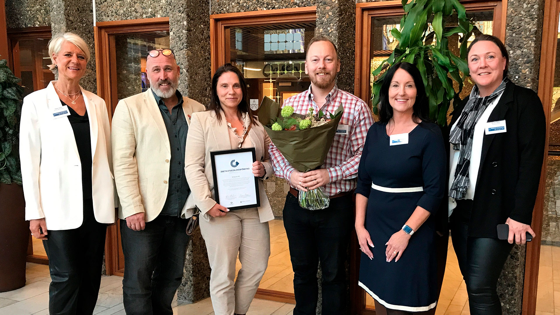 På bilden från vänster: Birgitta Git Peterson Nordh, företagsrådgivare på Business Region Göteborg, Thorbjörn Carlsson (S), vice kommunstyrelseordförande i Partille, Minalyze AB:s vd Annelie Lundström och utvecklingschef Torbjörn Svensson, Marith Hesse, kommunstyrelsens ordförande i Partille, Marieke Wolter, näringslivsansvarig i Partille kommun.