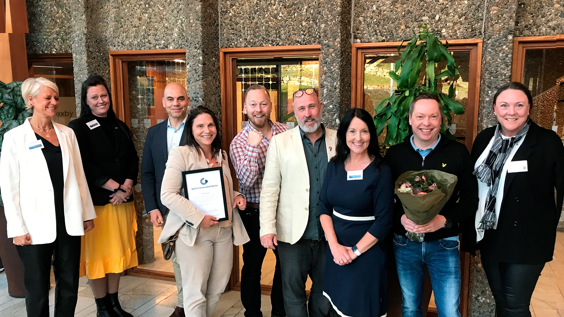 Samtliga nominerade till Årets utvecklingsföretag i Partille 2023 (från vänster): Birgitta Git Peterson Nordh, företagsrådgivare på Business Region Göteborg, Bertling Enviro AB:s vd Malin Andersson och direktör Niklas Amour, Minalyze AB:s vd Annelie Lundström och utvecklingschef Torbjörn Svensson, Thorbjörn Carlsson (S), vice kommunstyrelseordförande i Partille, Marith Hesse, kommunstyrelsens ordförande i Partille, Thomas Carlsson, VD Guideline AB och Marieke Wolter, näringslivsansvarig i Partille kommun.