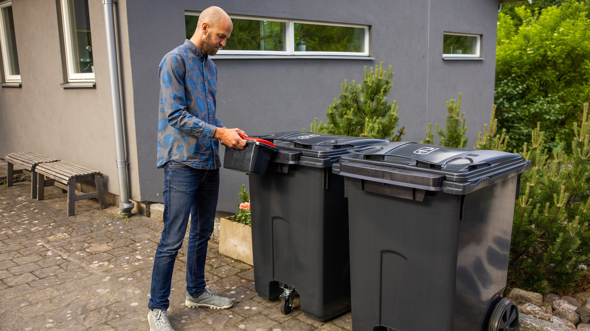 Person vid två sopkärl