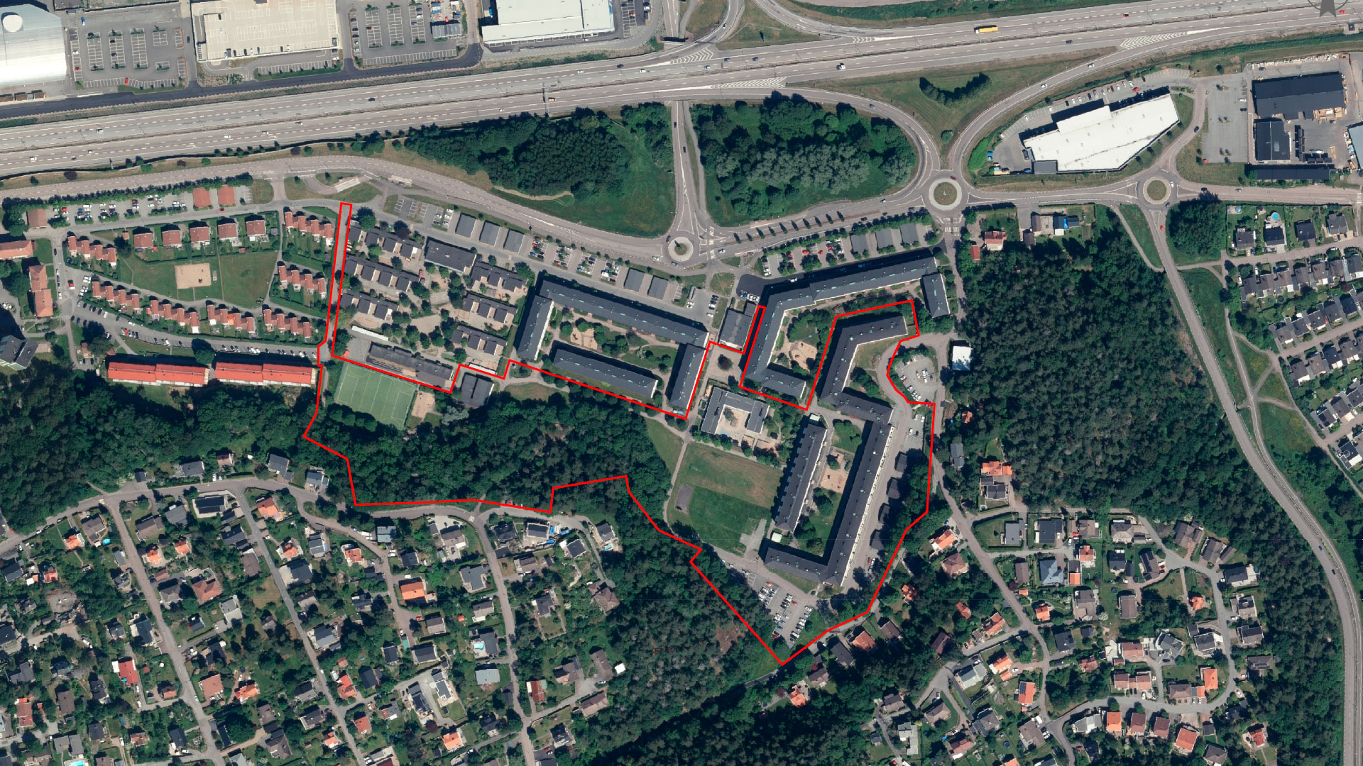 Flygfoto med röd markering som visar planområdet för detaljplan för bostäder i Anneberg.