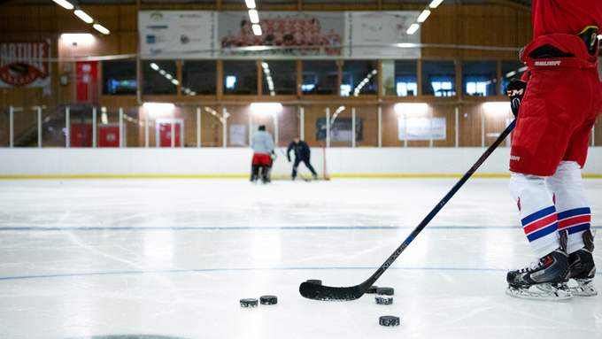 En bild på en hockeyspelare på isen i Vallhamra ishall.