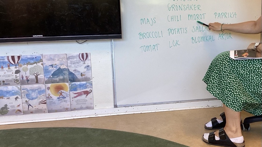 Bild på ord på whiteboard som är exempel på olika grönsaker. 