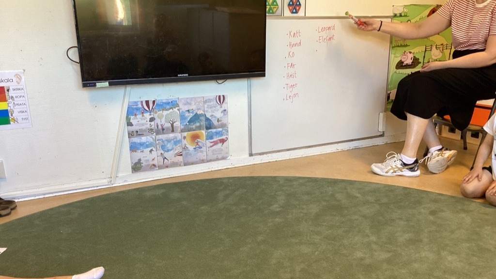 Bild på whiteboard där läraren skrivit ord som är djur med svans. 