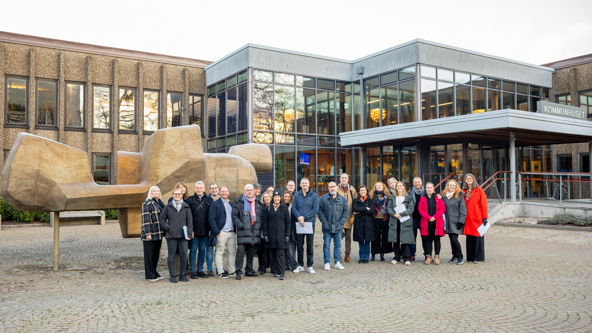 Deltagarna business touren utanför kommunhuset.