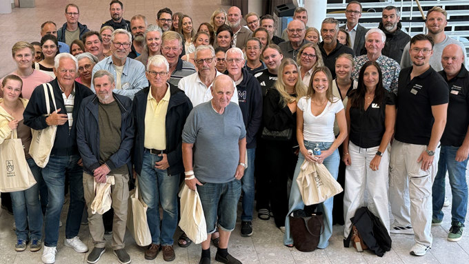 Bilden visar en grupp med många vuxna personer.