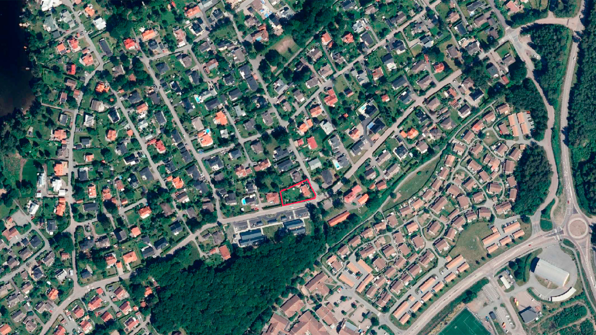 Flygfoto över del av Öjersjö som visar vilken fastighet som planområdet omfattar med röd markeringsram.