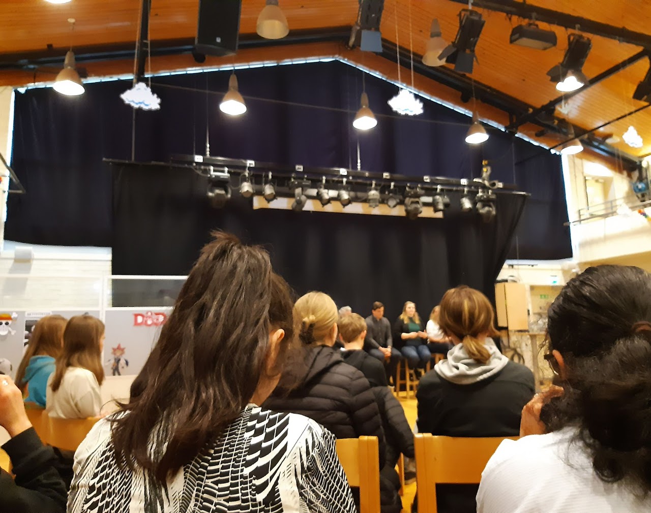 Bild på ungdomar och politiker i en stor sal från en annan vinkel.