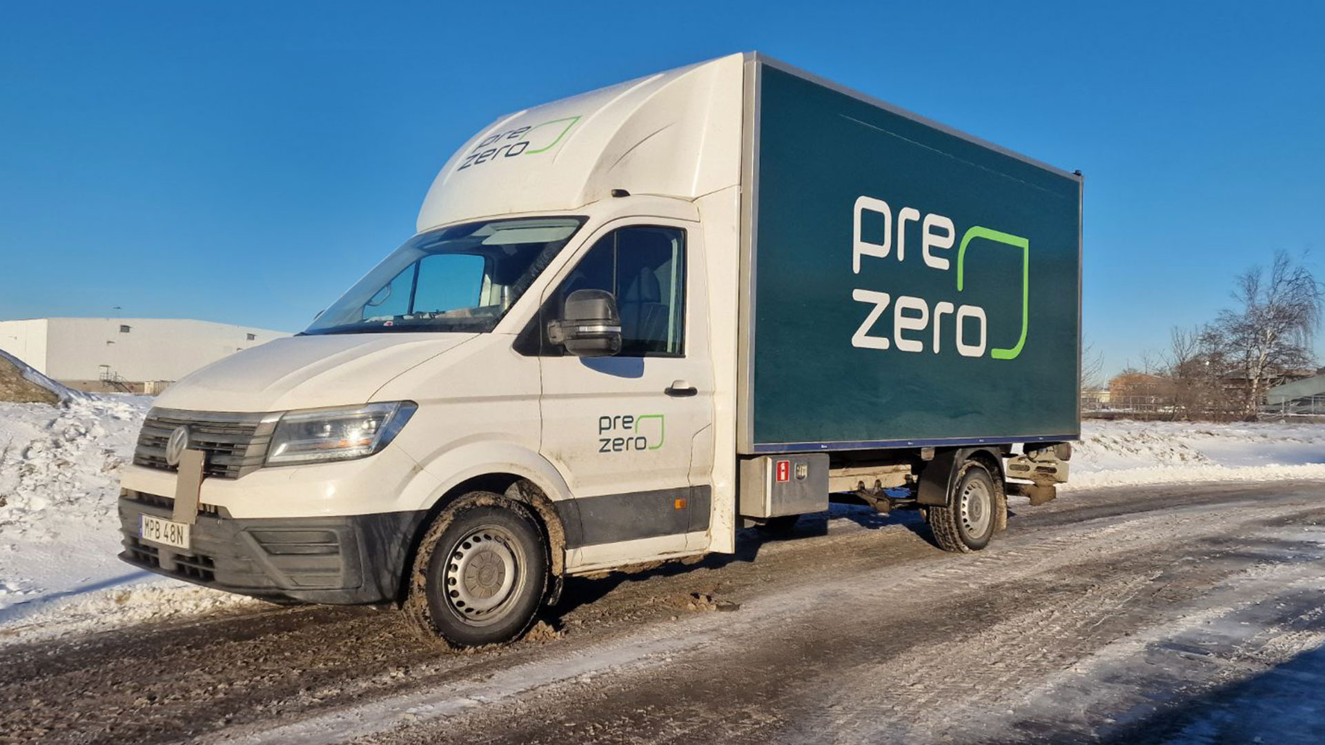 Bild på en parkerad lastbil som har texten PreZero tryckt på ena sidan. 