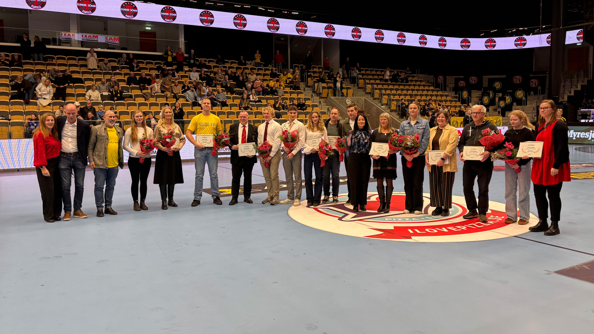 Bild som visar prisvinnare i Partille Arena. 