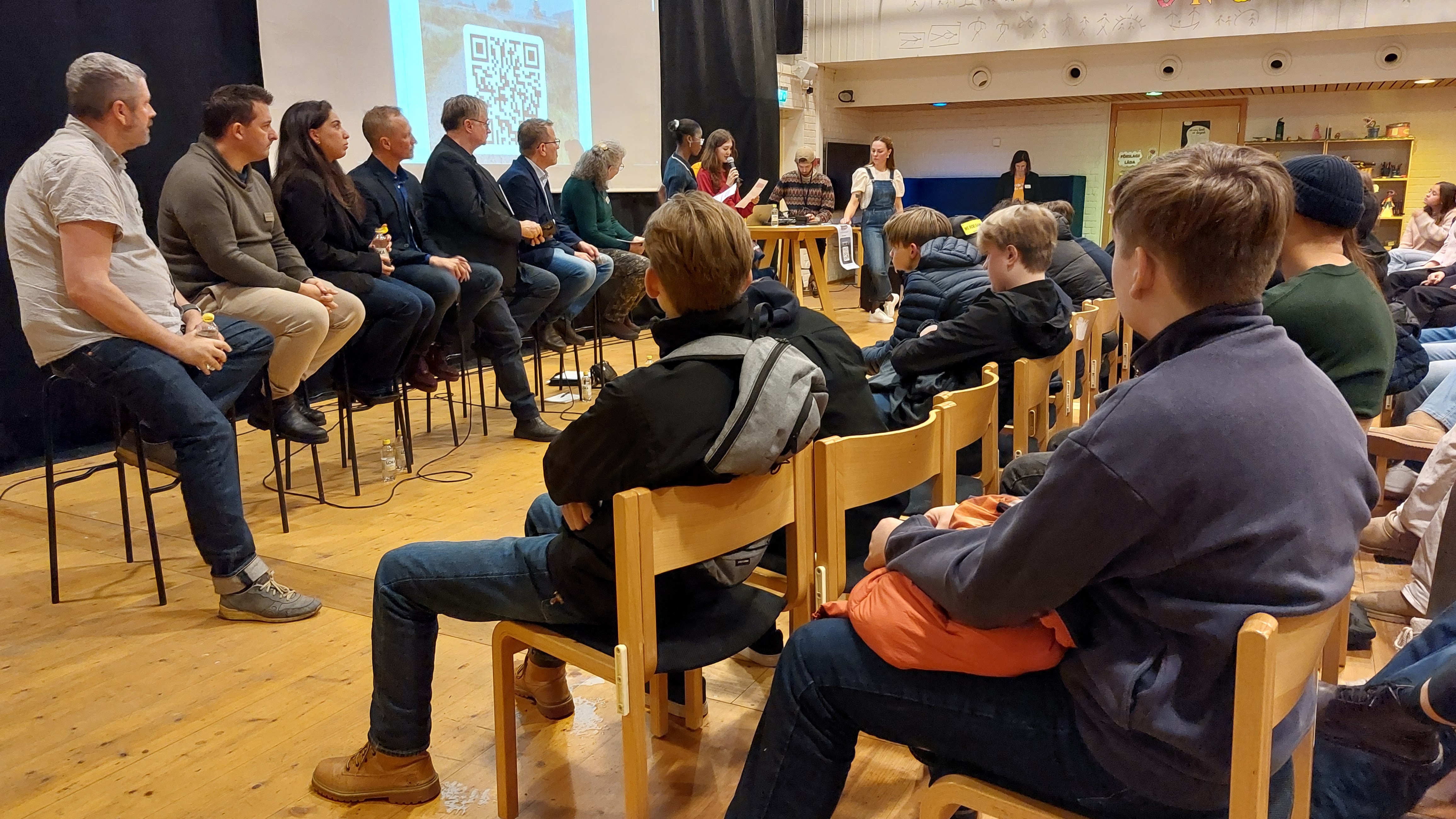 Bilden visar panelen med lokala politiker