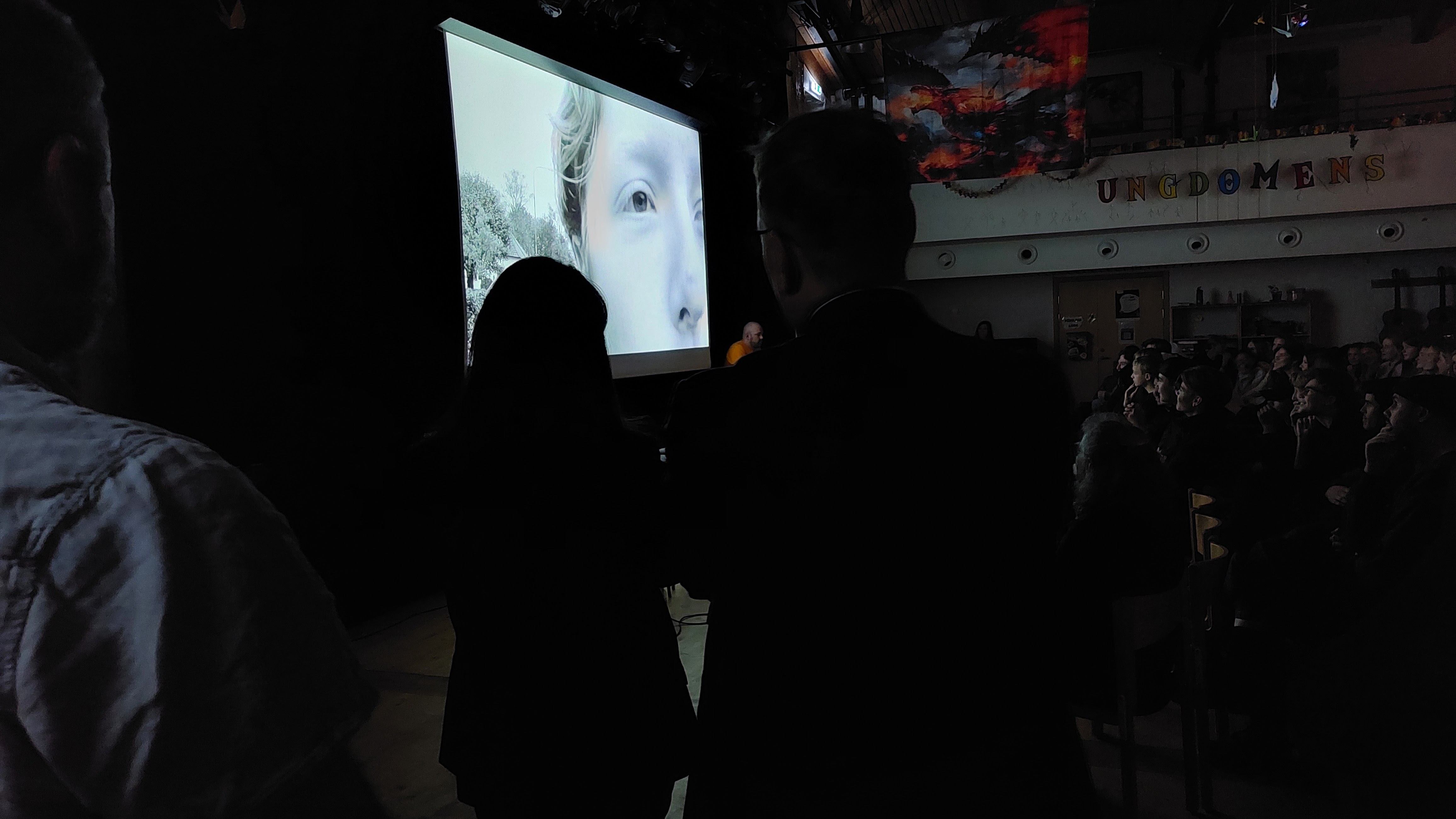 Bilden visar filmvisning i Ungdomens hus.