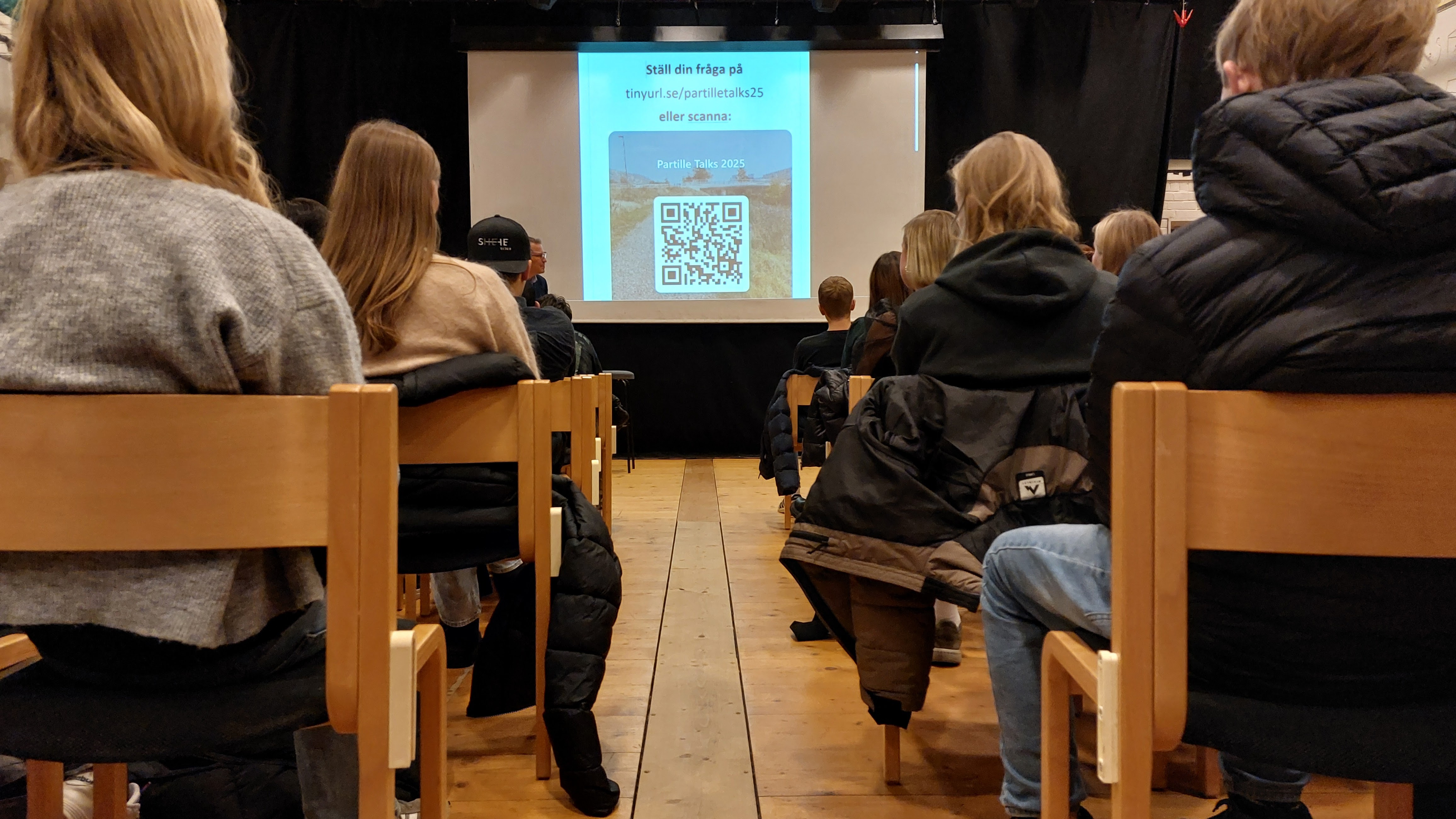 Bilden visar publiken framför scenen. 