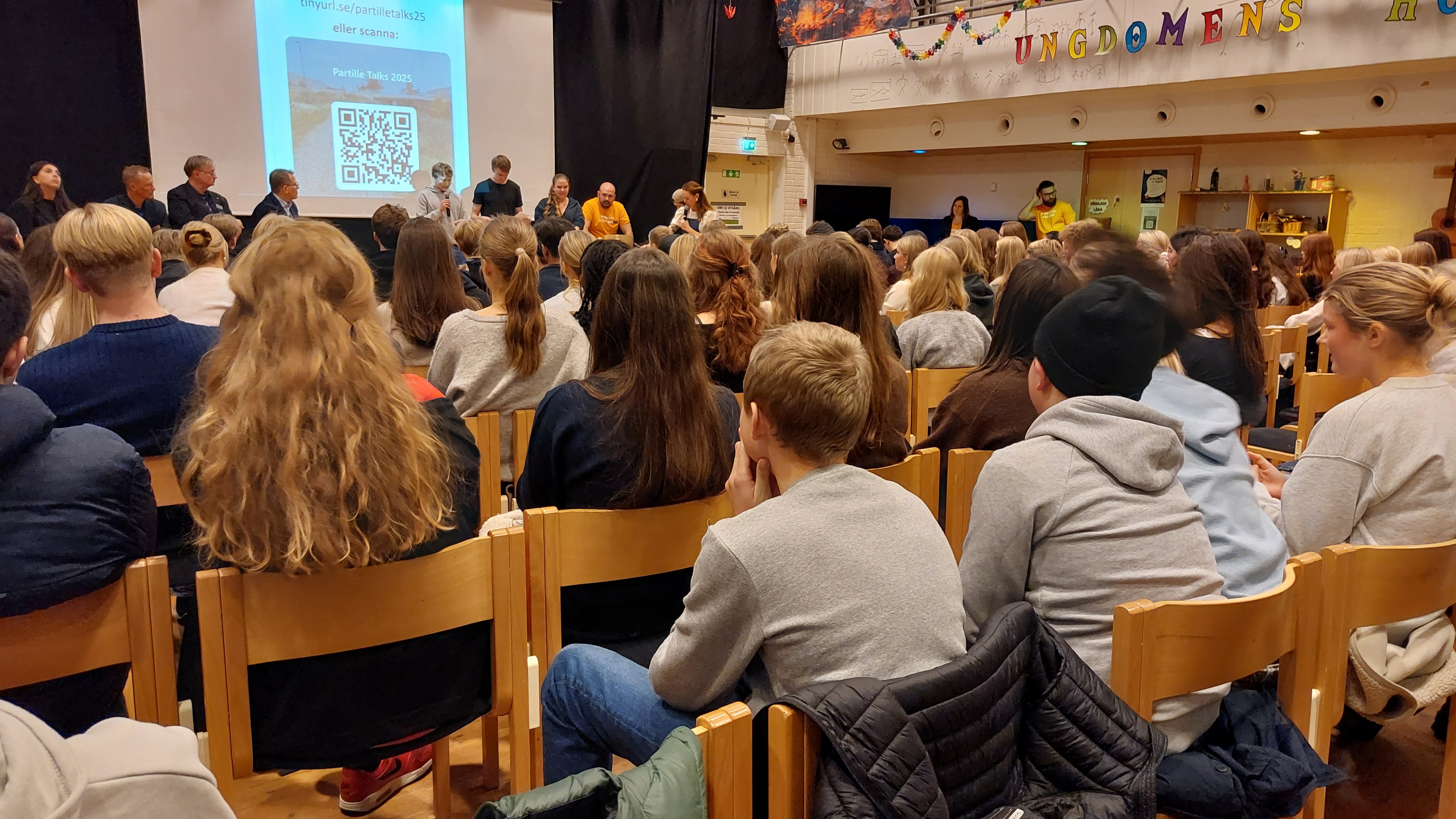 Bilden visar ungdomar på scen