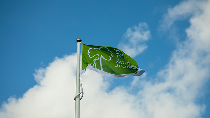 Bild på den hissade Green Flag Awards-flaggan.