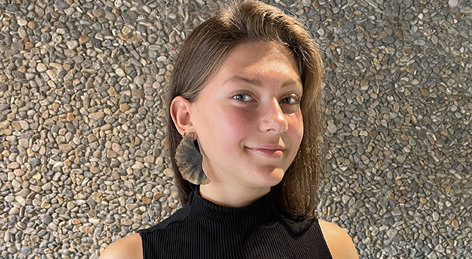 På bilden ses den femtonåriga unga smyckesdesignern Una Mundzic, som bär ett utav sina naturinspirerade örhängen designat med inspiration  av ett ginkoblad.