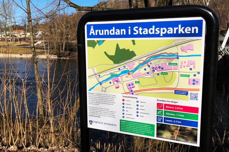Bild på en portalskylt utmed Årundan i Stadsparken. 