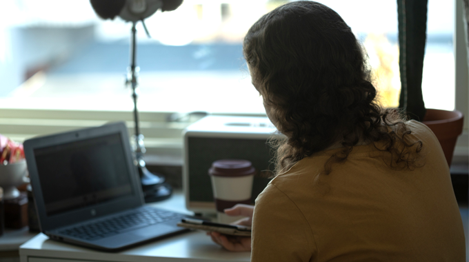 Bild som visar elev som deltar i skolarbete hemifrån. 