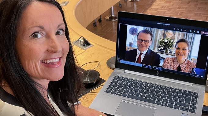 Marith Hesse sitter vid datorn. På skärmen syns kronprinsessan Victoria och Prins Daniel. 
