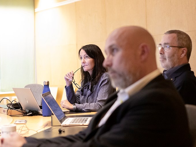 Bilden visar kommunstyrelsens ordförande Marith Hesse, kommunstyrelsens vice ordförande Thorbjörn Carlsson samt kommundirektör Per Bäckström. 