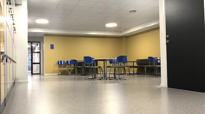 Bild som visar ett nyrenoverat uppehållsrum på Öjersjö Storegård