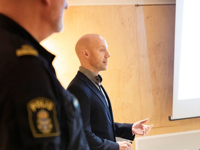 Bilden visar kommunpolis Robert Björklund och Henrik Gustafsson, säkerhetssamordnare vid Partille kommun.
