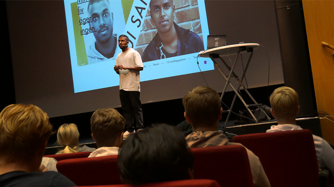 Handbollsspelaren Loui Sand föreläser i Partille Gymnasiums aula. 