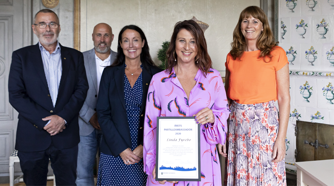 Personer vid prisutdelning på Partille herrgård. 