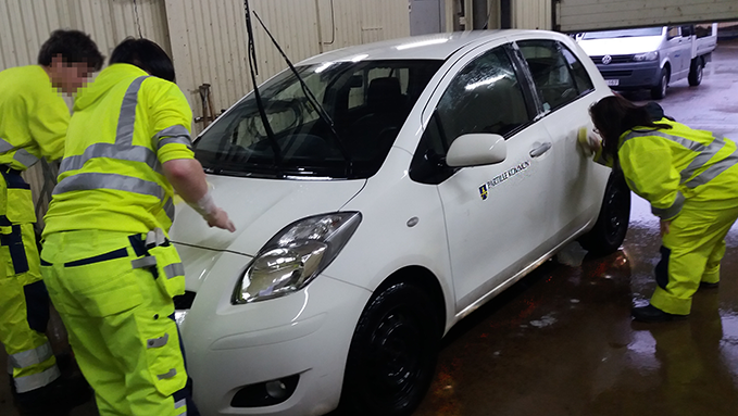 Daglig verksamhet erbjuder många olika arbetsuppgifter, till exempel mediaproduktion, kaféarbete, montering och paketering eller som på bilden biltvätt.