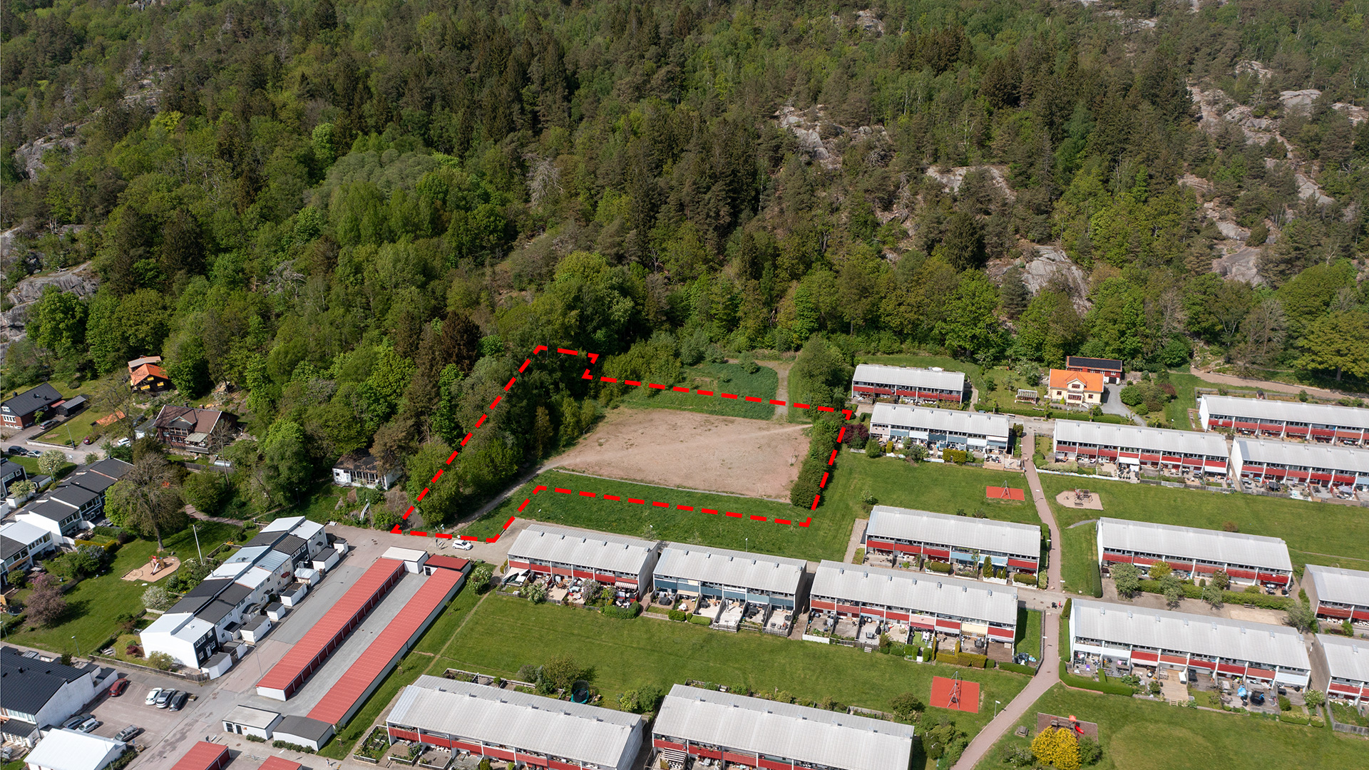 Flygfoto med röd markering visar planområdet för aktuell detaljplan.