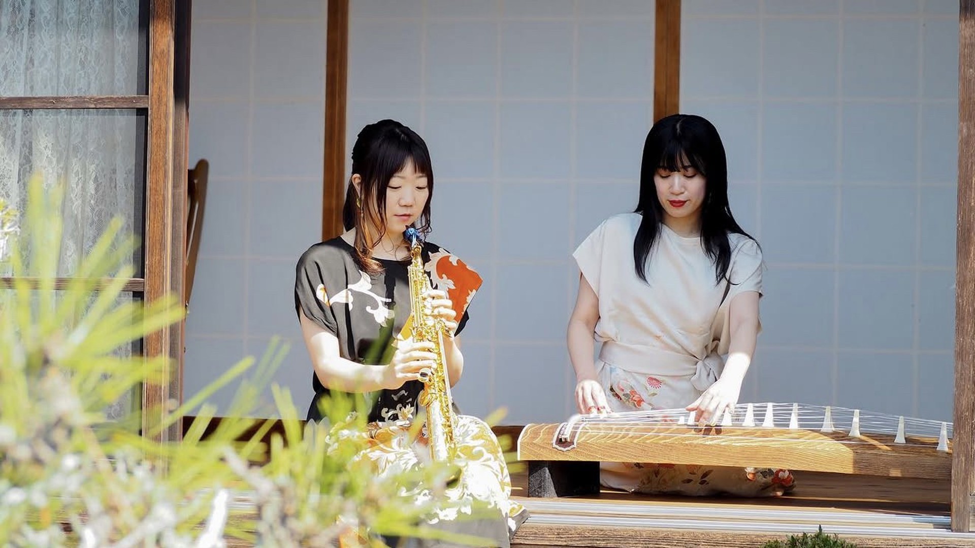 Bild på två japanska kvinnor med instrumenten saxofon och koto