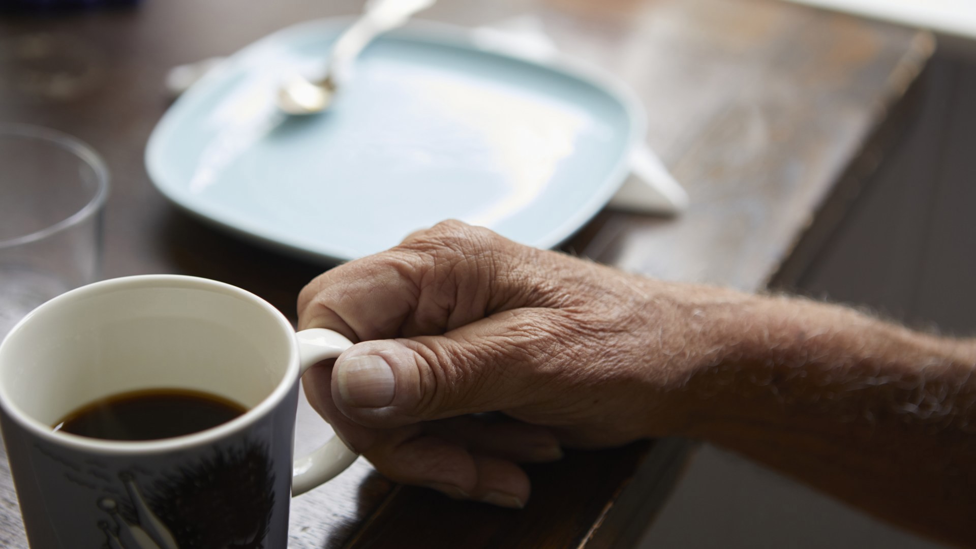 Bild på en kaffekopp och en hand