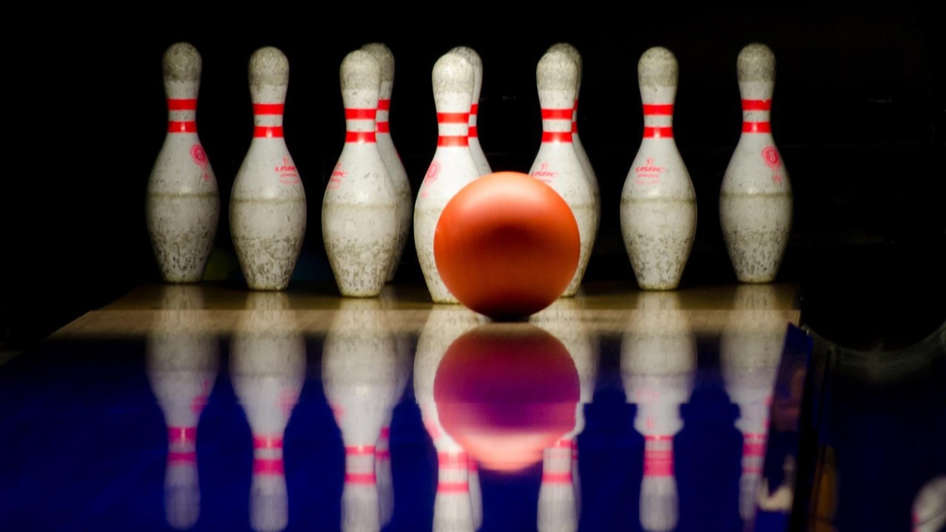 Bild på bowlingklot och käglor.