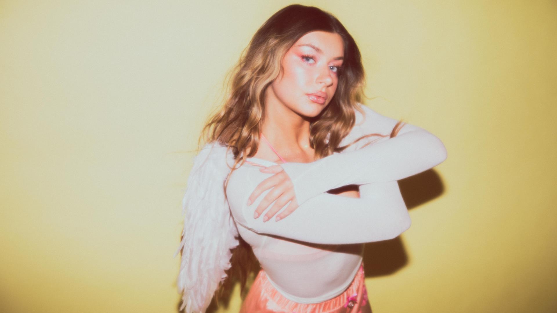 Bild på Hanna Ferm i änglavingar.