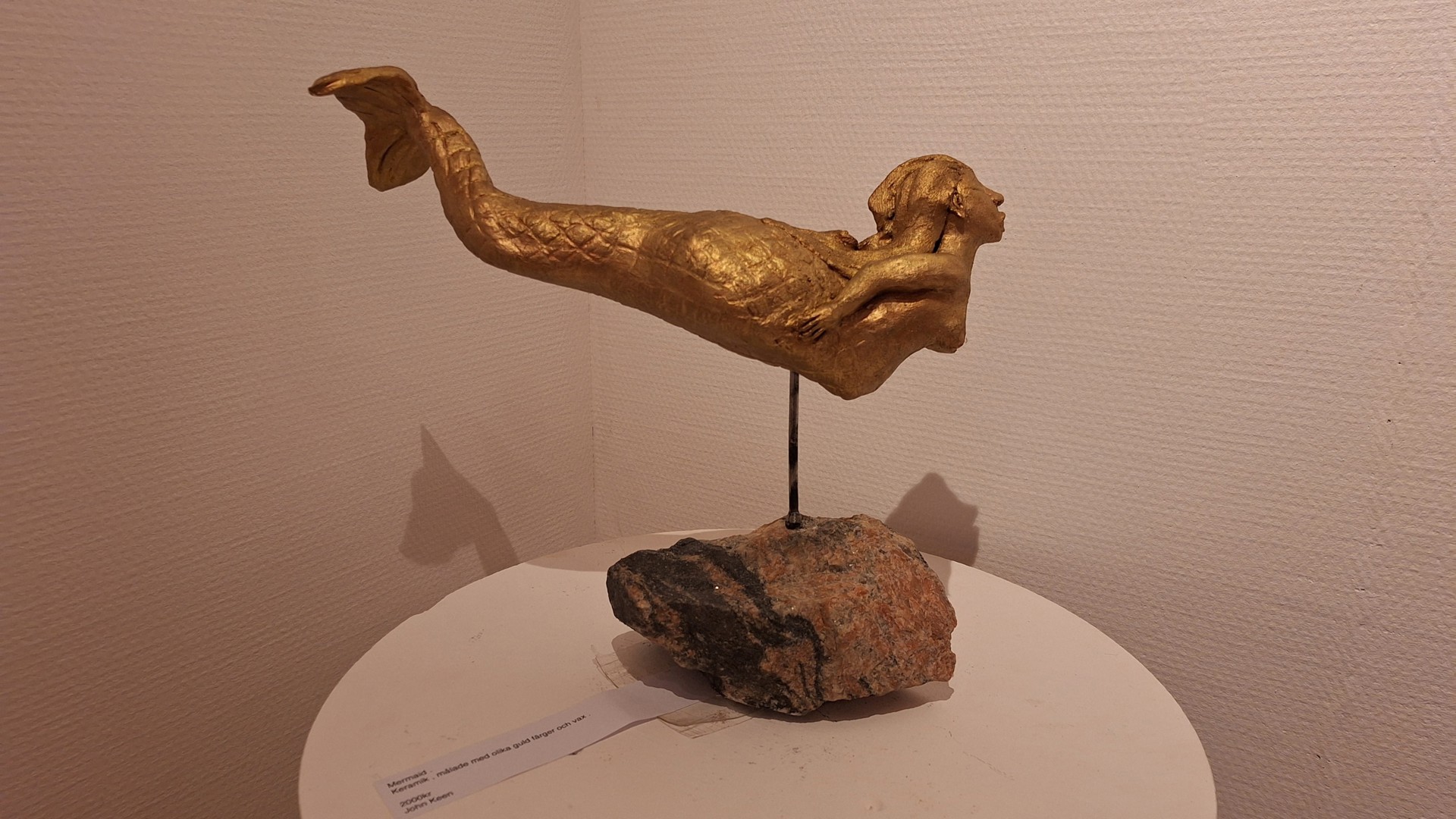 Bilden föreställer en bronsskulptur på fot.