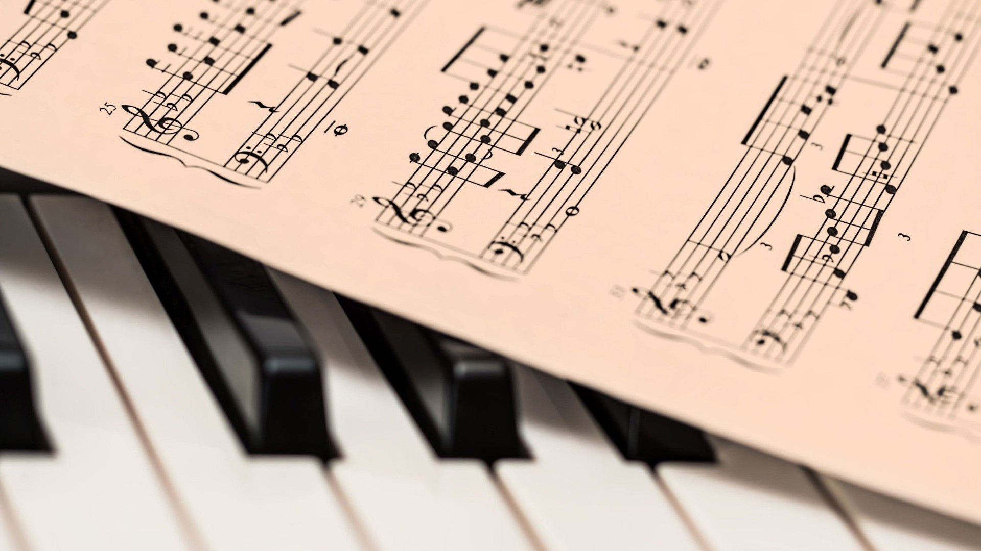 Bilden visar noter och ett piano