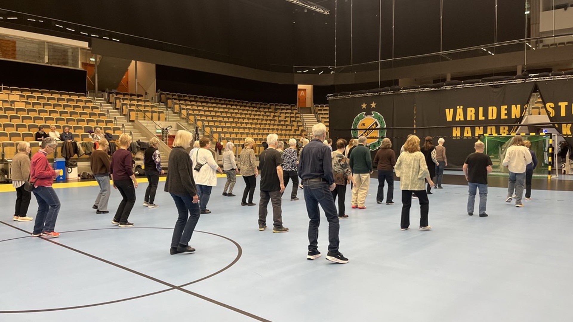 Seniorer dansar linedance
