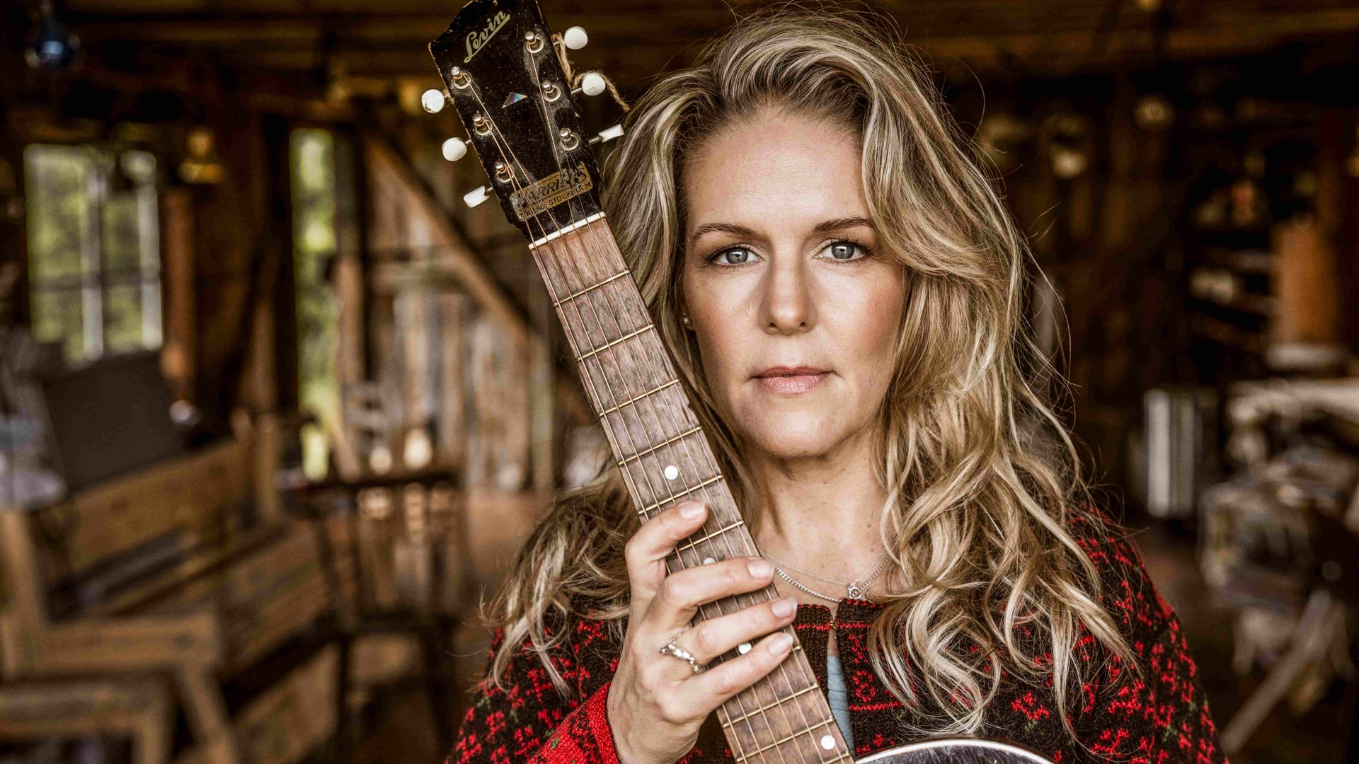 Bild på artisten med sin gitarr.