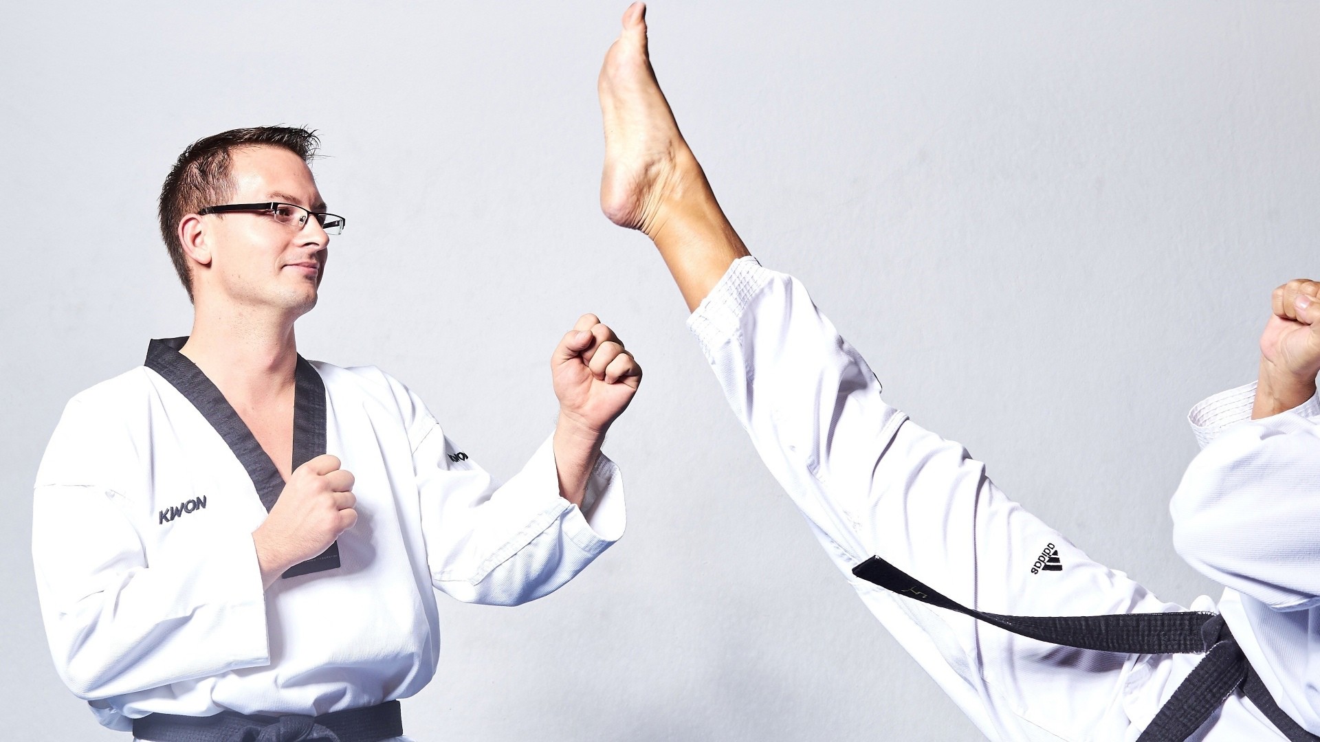 Bild på man som tränar taekwondo