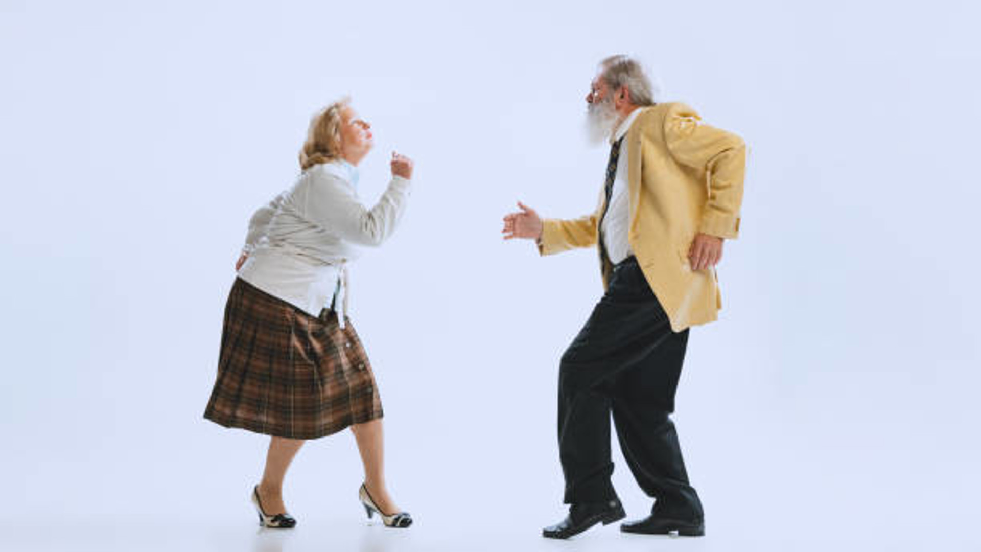 Bild på ett par seniorer som dansar med varandra.