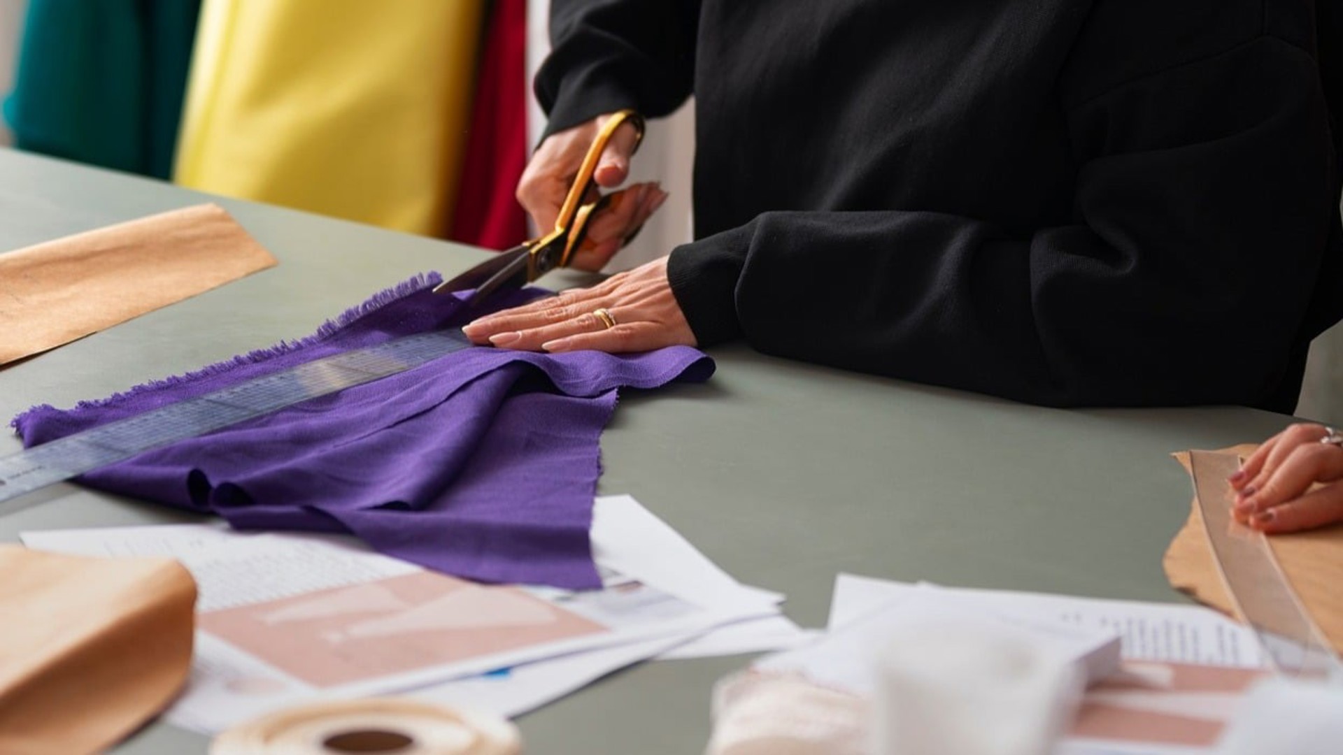 Textil som klipps med sax