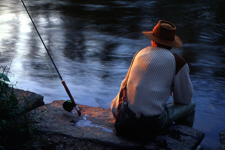 Bild på en fiskare vid Säveån. 