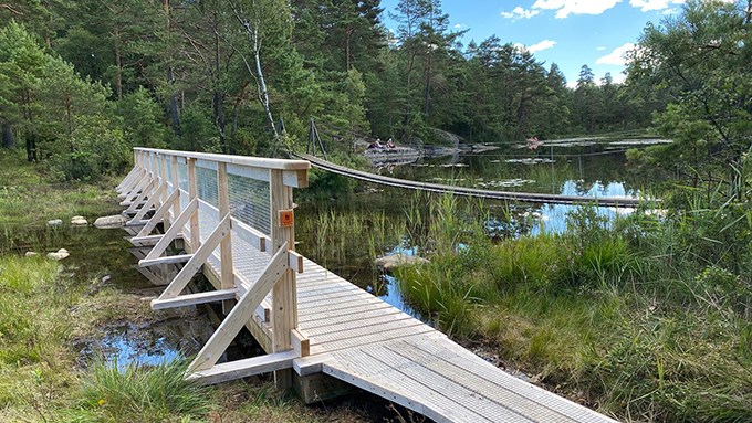 Bild på den nya träbron som går över Ramnasjön.