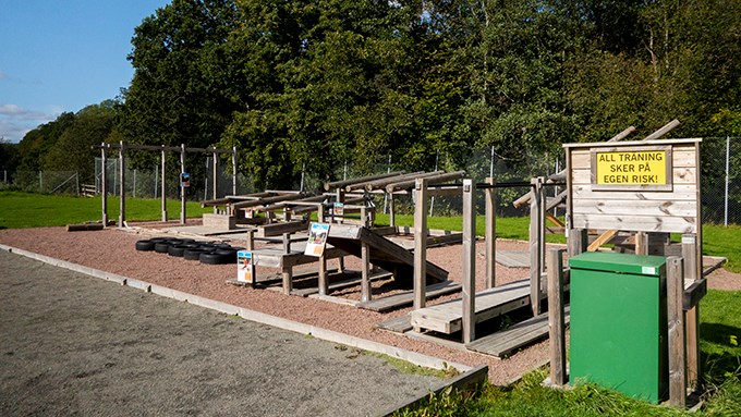 Bild på utegymmet i Jonsered. På bilden ser man de olika redskapen.